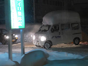 雪を載せた車