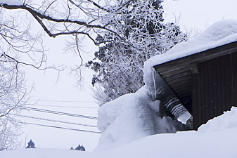 雪が屋根までつながる